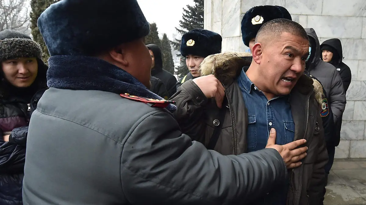 Presidente de Kazajistán ordena disparar a matar contra manifestantes